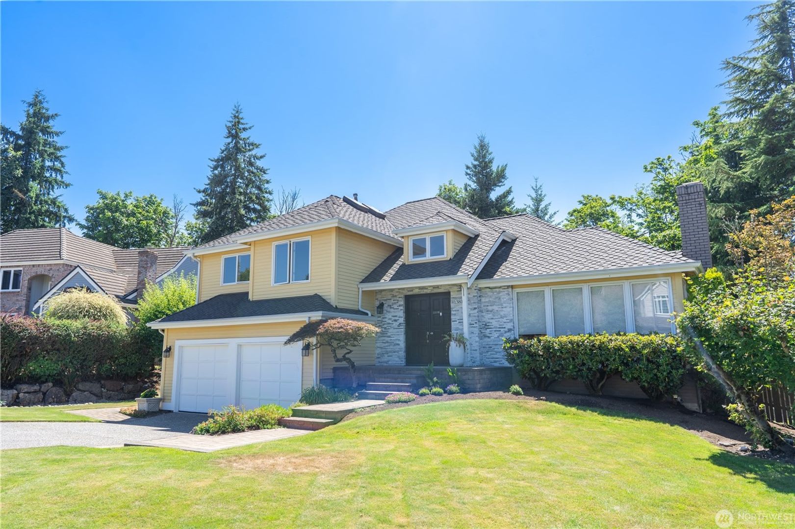4Bd/2.5Ba Bellevue Home – photo 2