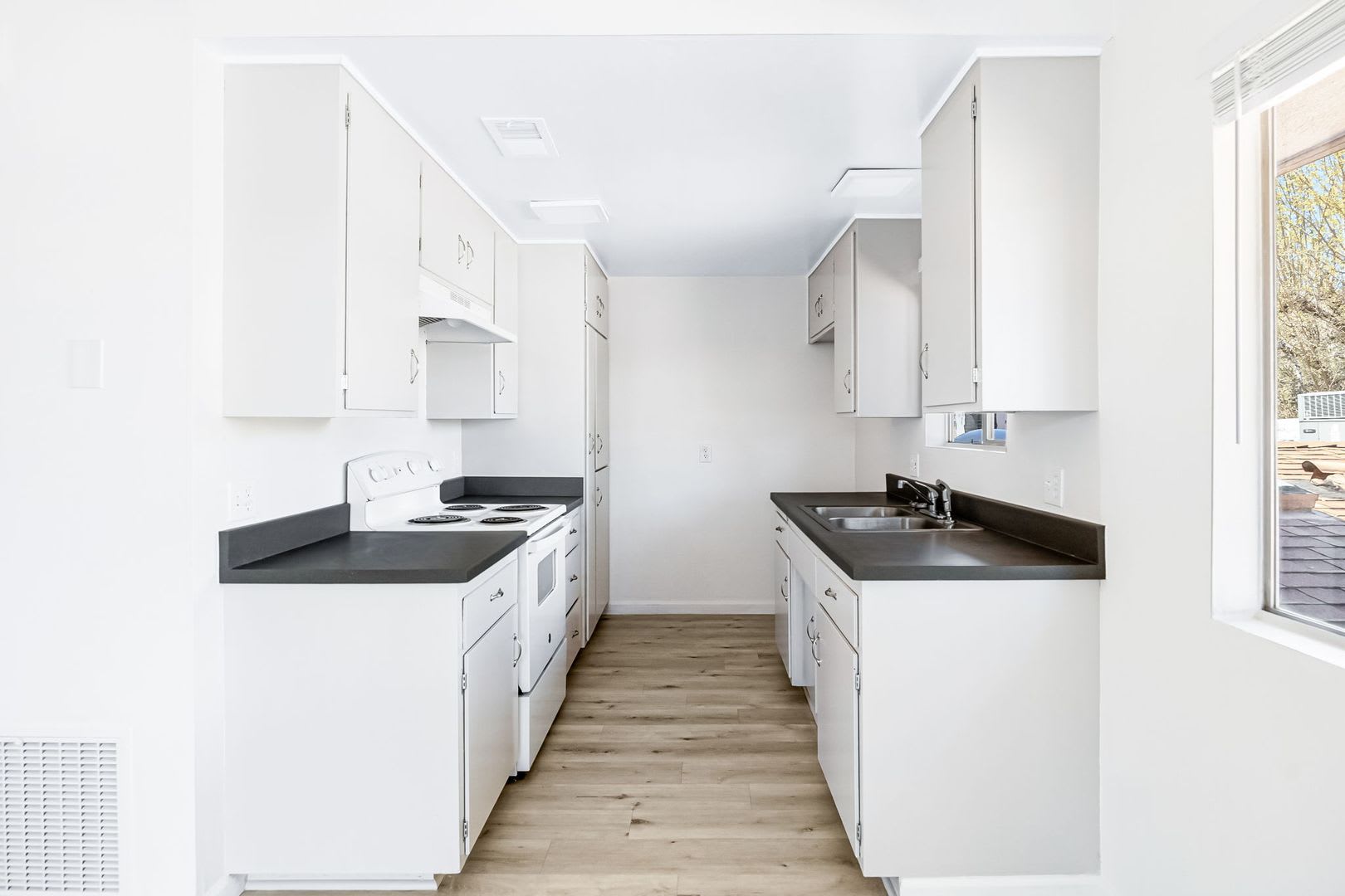 Move in Special $500 Deposit and One Month Free! – photo 2