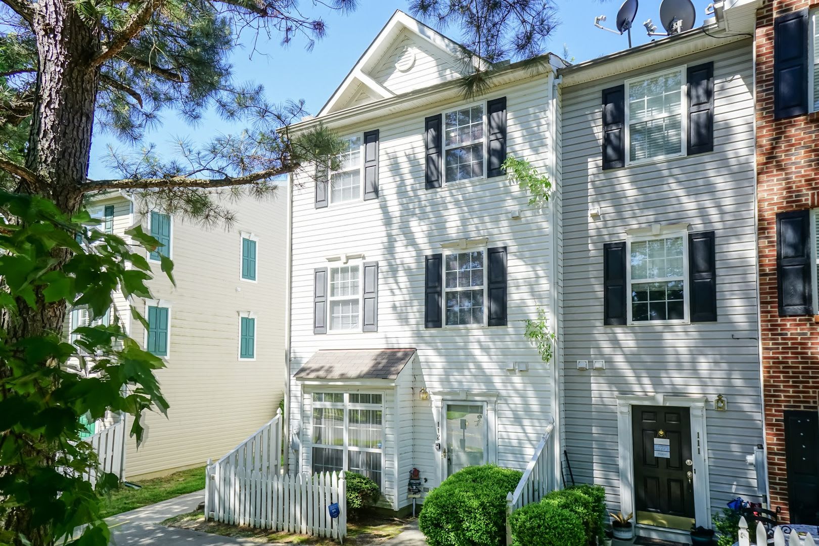 Three Bedroom End Unit Townhome – photo 1