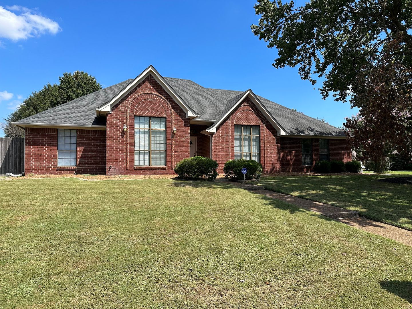 Welcome Home To This Beautifully Renovated 4 Bedroom 3 Bathroom Residence Located In The Highly Desirable Cordova Area Just Minutes From Germantown Parkway – photo 1