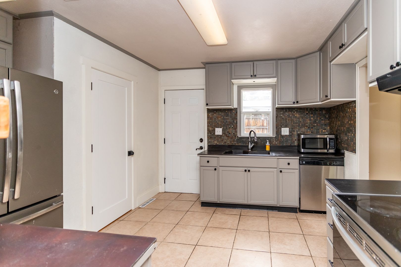 Spacious 4-Bedroom, 2-Bath Home!! – photo 3