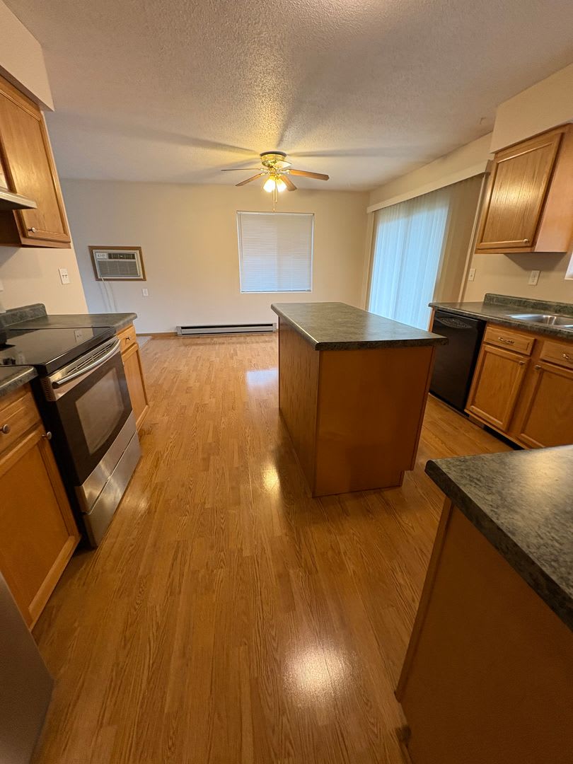 Large 2 Bedroom, 1 Bathroom Upper Duplex In Holmen – photo 2