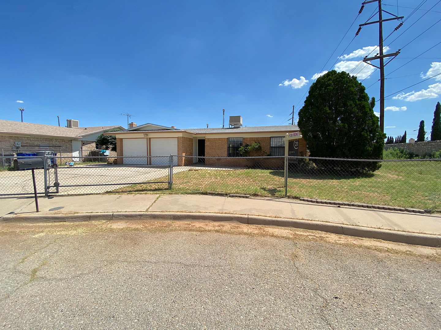 Northeast El Paso 3bed/2bath with Refrig A/C! – photo 1