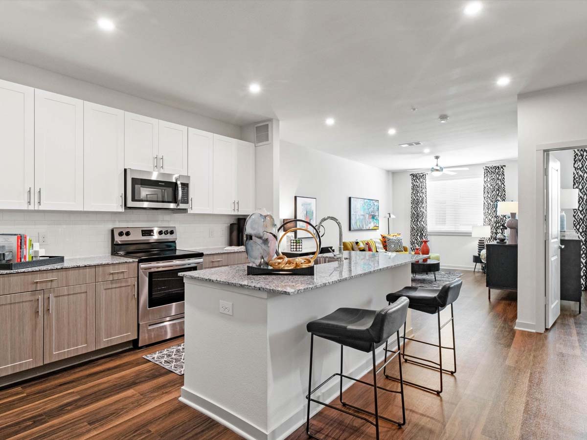 32Hundred Windsor – photo 1