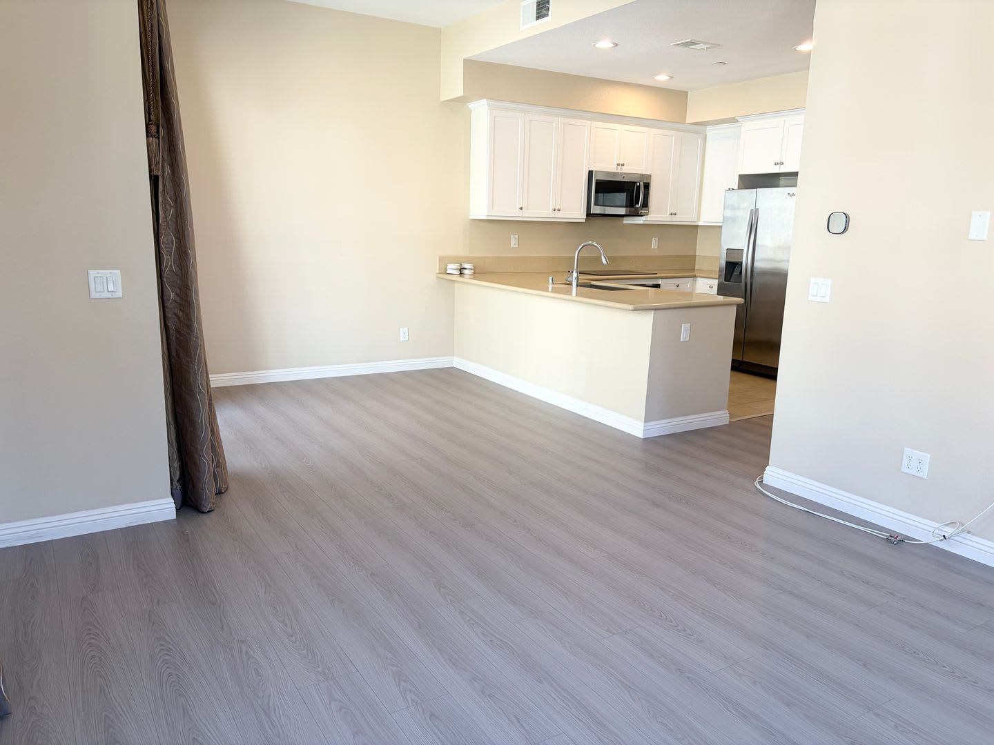 Stylish 3 Story Townhome With Balcony Open Concept Living – photo 4