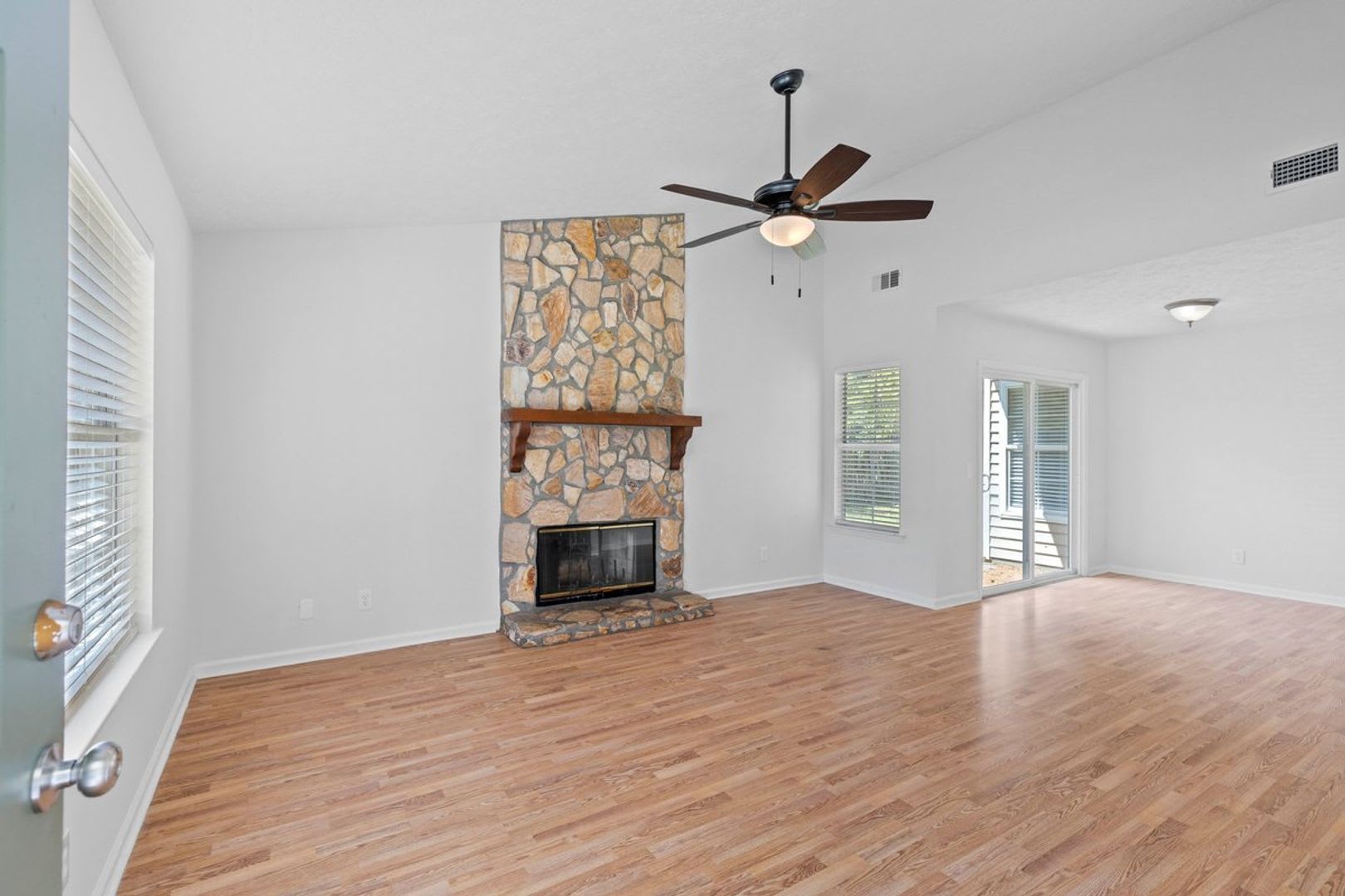 3 Bedroom, 2 Bath Home Within Walking Distance to School/Shopping – photo 3