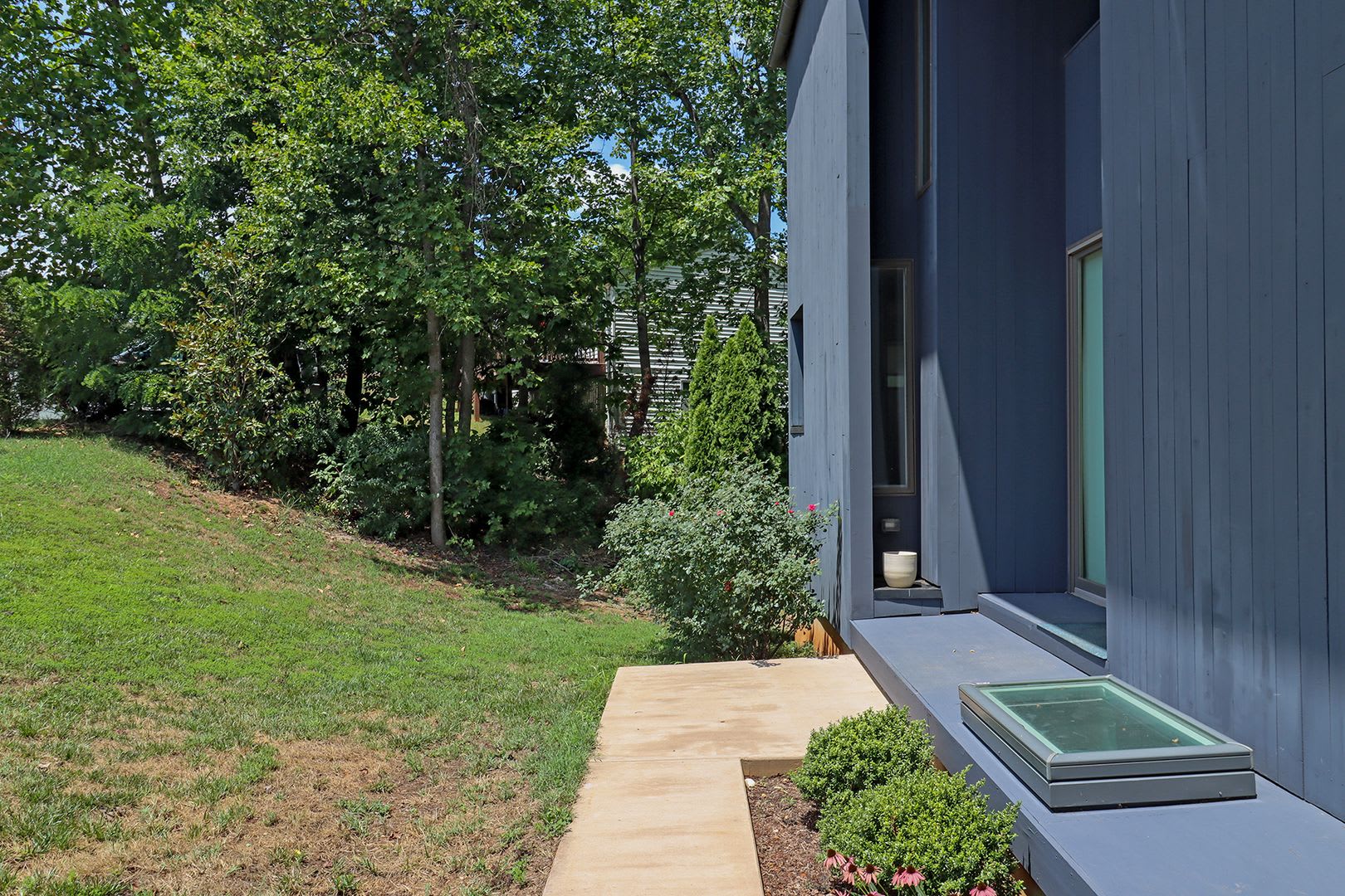 Spacious Pet-Friendly 4BR Home Near Downtown & UVA – photo 2