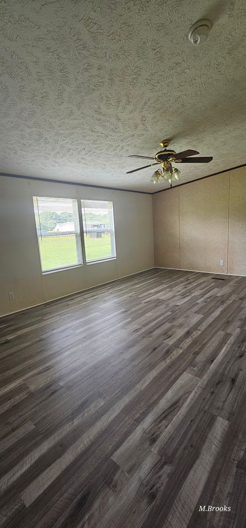 home in Brooks County – photo 4