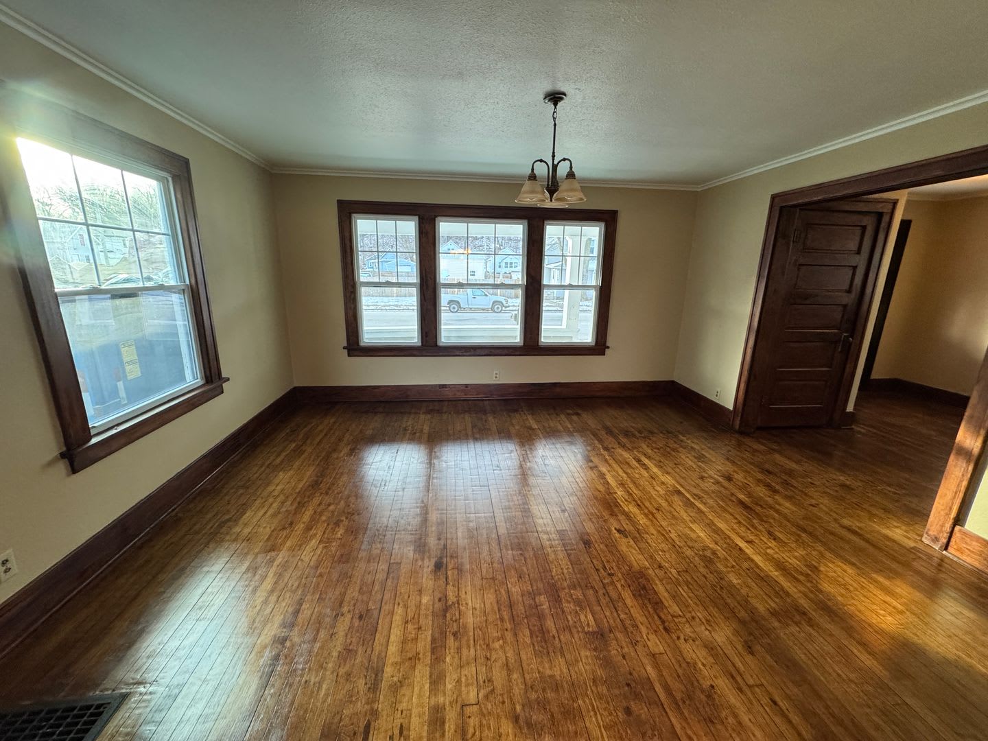 Beautiful 3-Bedroom Home with Spacious Living Area & Detached Garage – photo 3