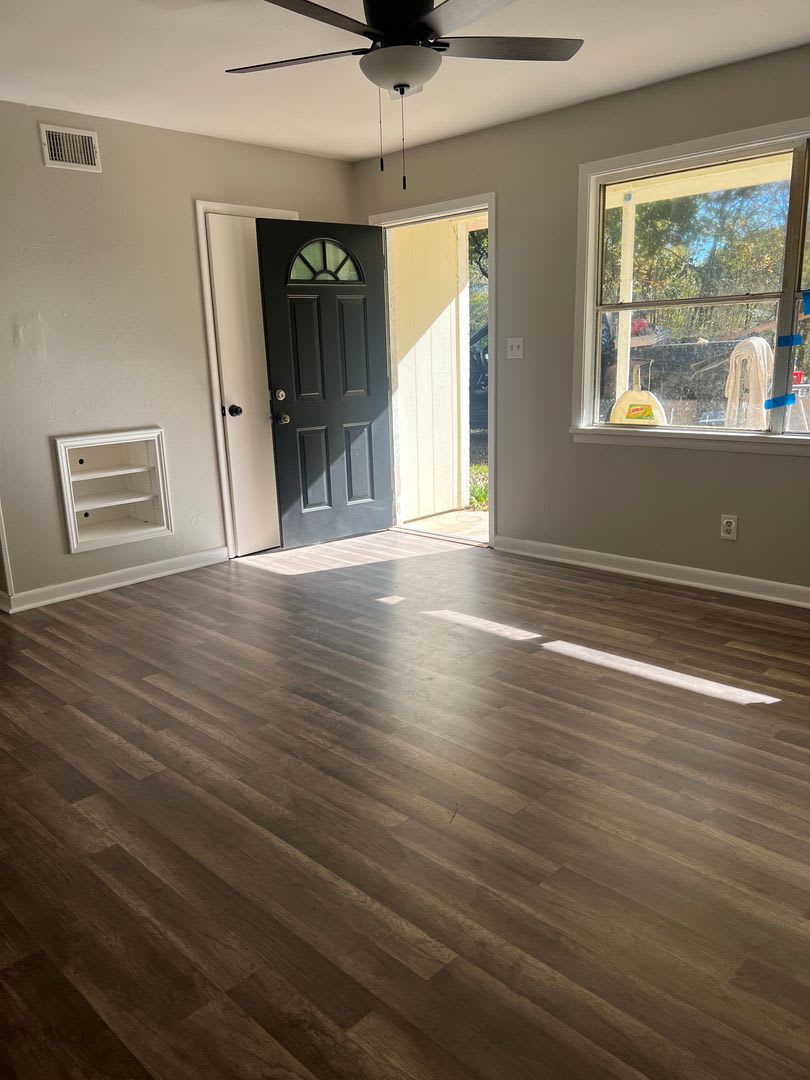 THIS JUST IN! Short Term Lease! Great Neighborhood! – photo 1