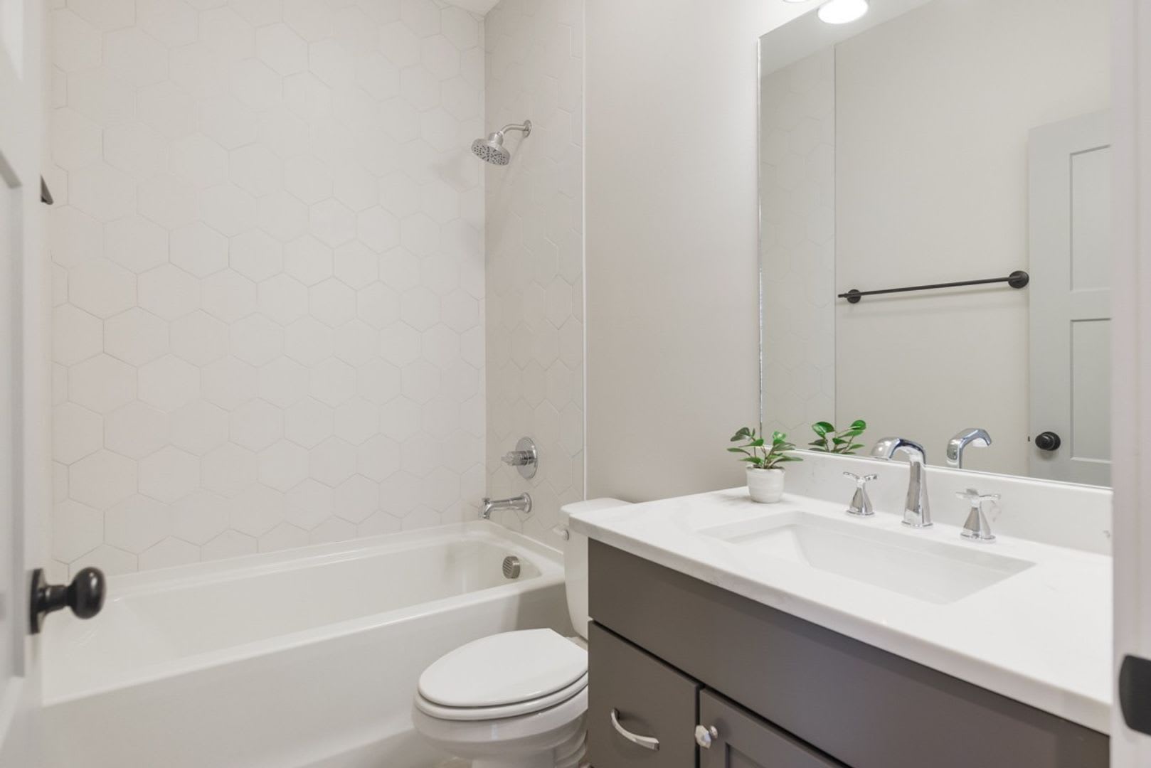 Beautiful Charlotte Park Townhome With Two Car Garage – photo 4