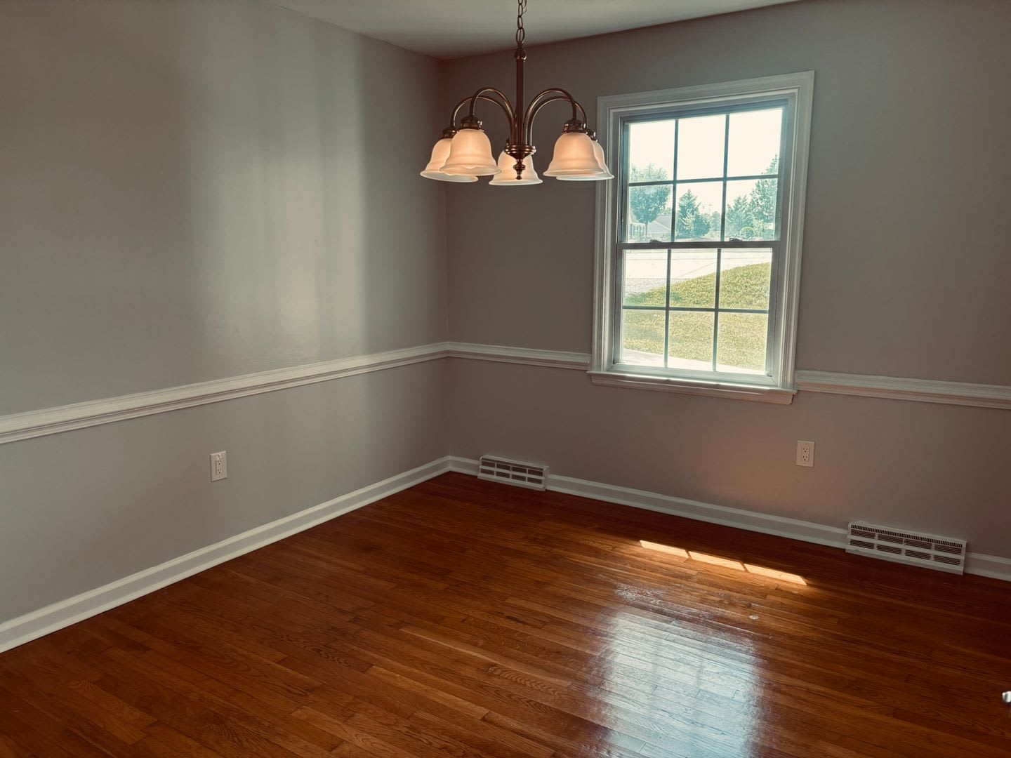 Large 3 bedroom brick rancher with 1.5 bathrooms. – photo 4