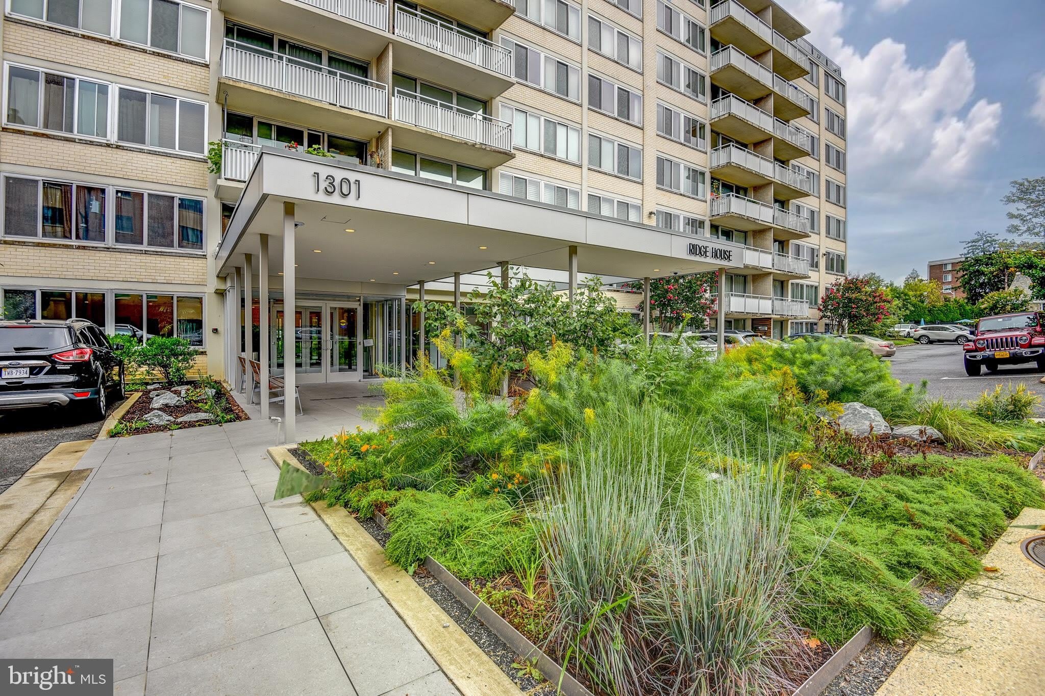 1301 S Arlington Ridge Road S – photo 2