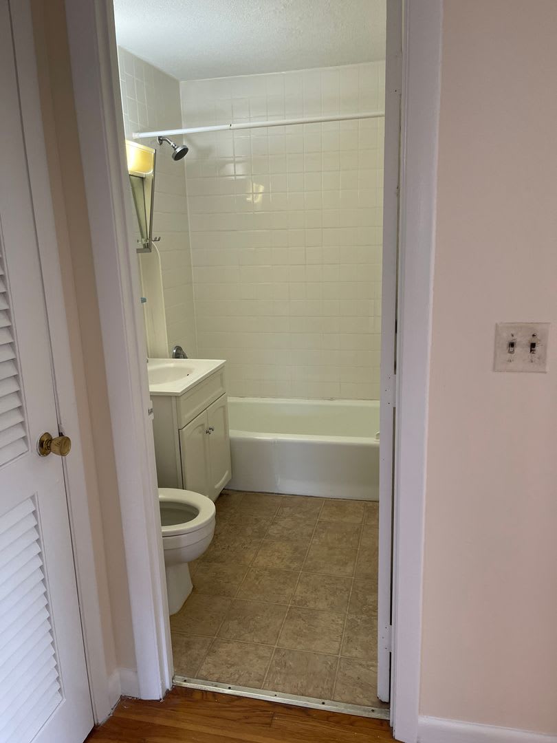 FREE MONTH Modern 1st floor sunny b2 ed Parking Included, Heat Hw Inc 1 FREE MONTH no LEAD PAINT – photo 5