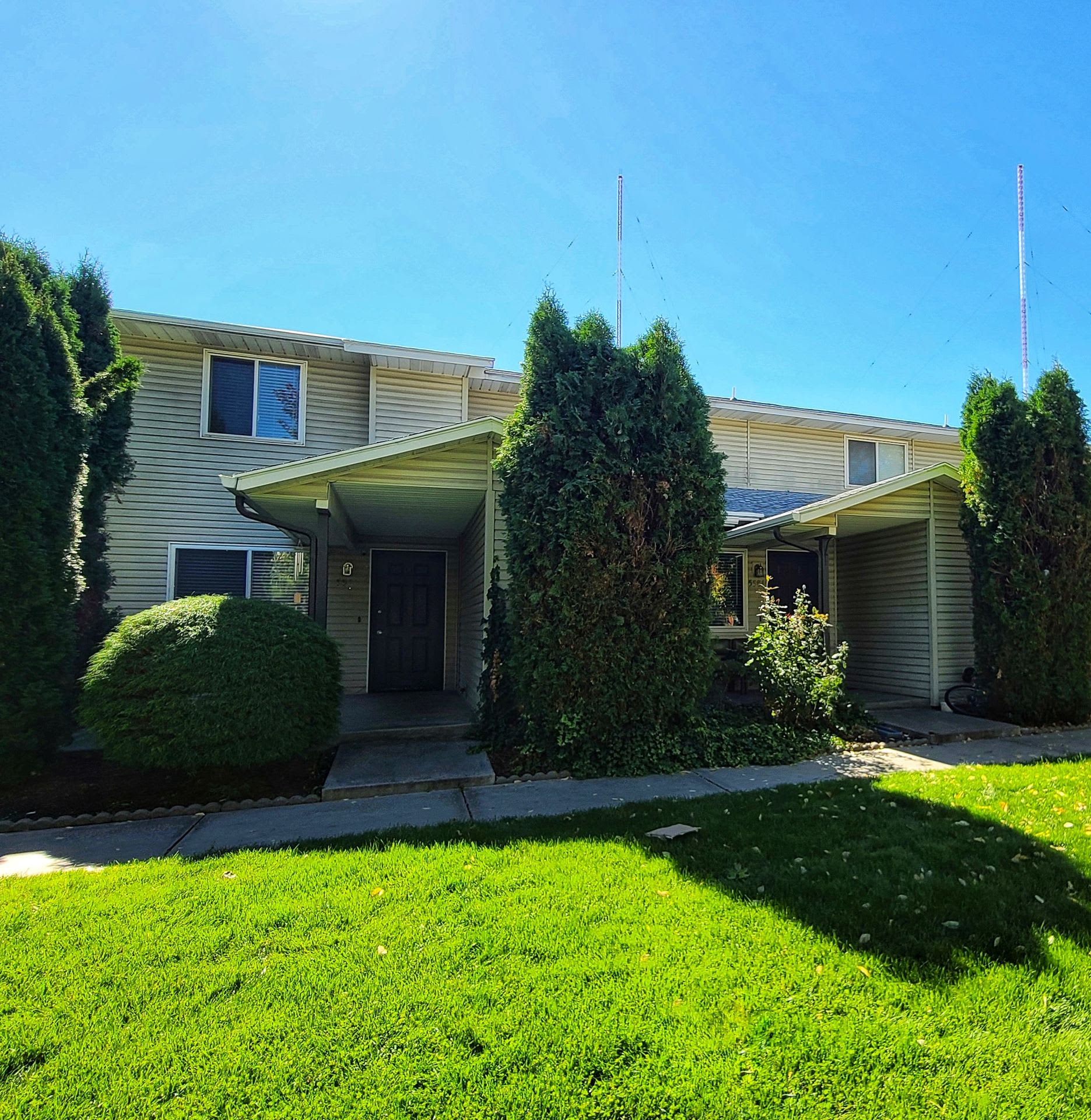 Charming 2 bedroom 1 bath townhome available! – photo 1