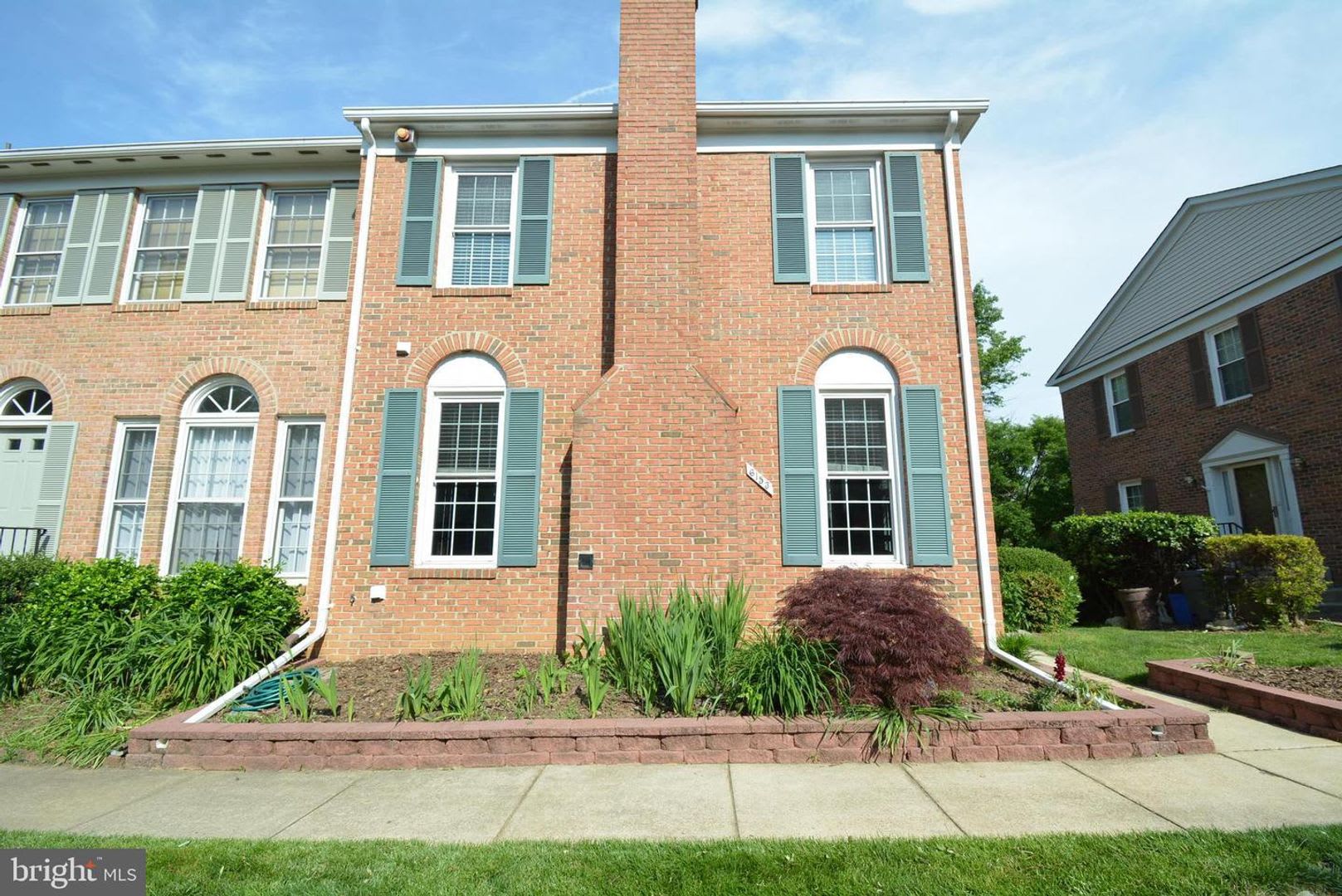Beautiful 3-Level Townhome in Kingstowne – 3.5 Baths, Landscaping Included – photo 2