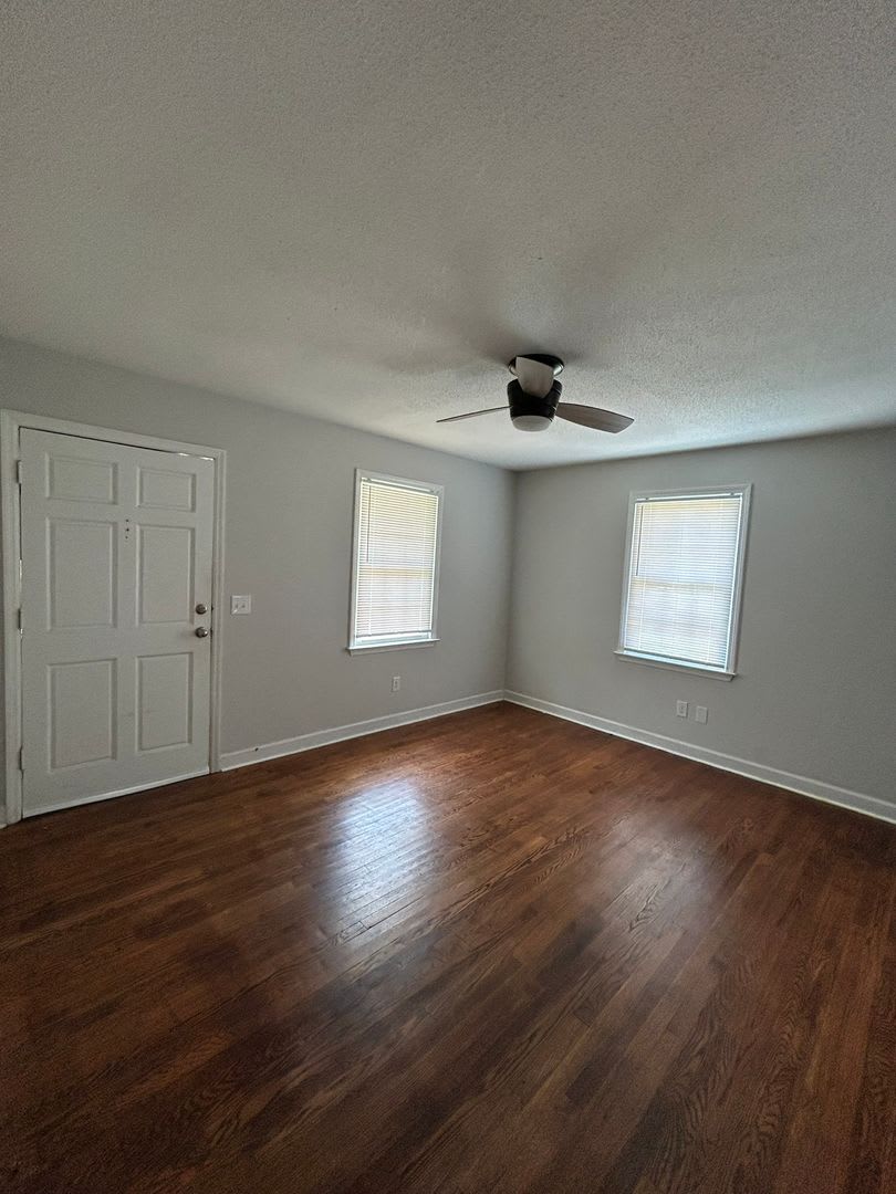 Spacious 3 Bedroom Home With Expansive Backyard – photo 5