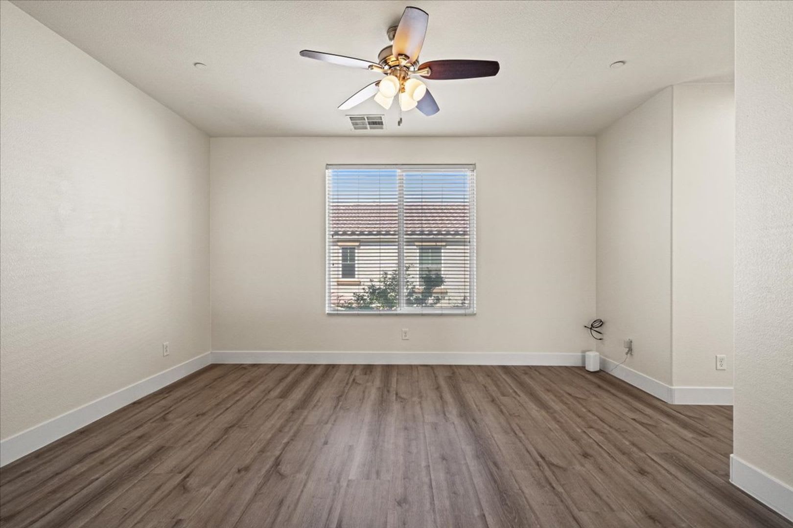 Multiple Living Spaces, Dual Primary Suites in 4 Bd 3.5 bth 2 Car Garage – photo 4
