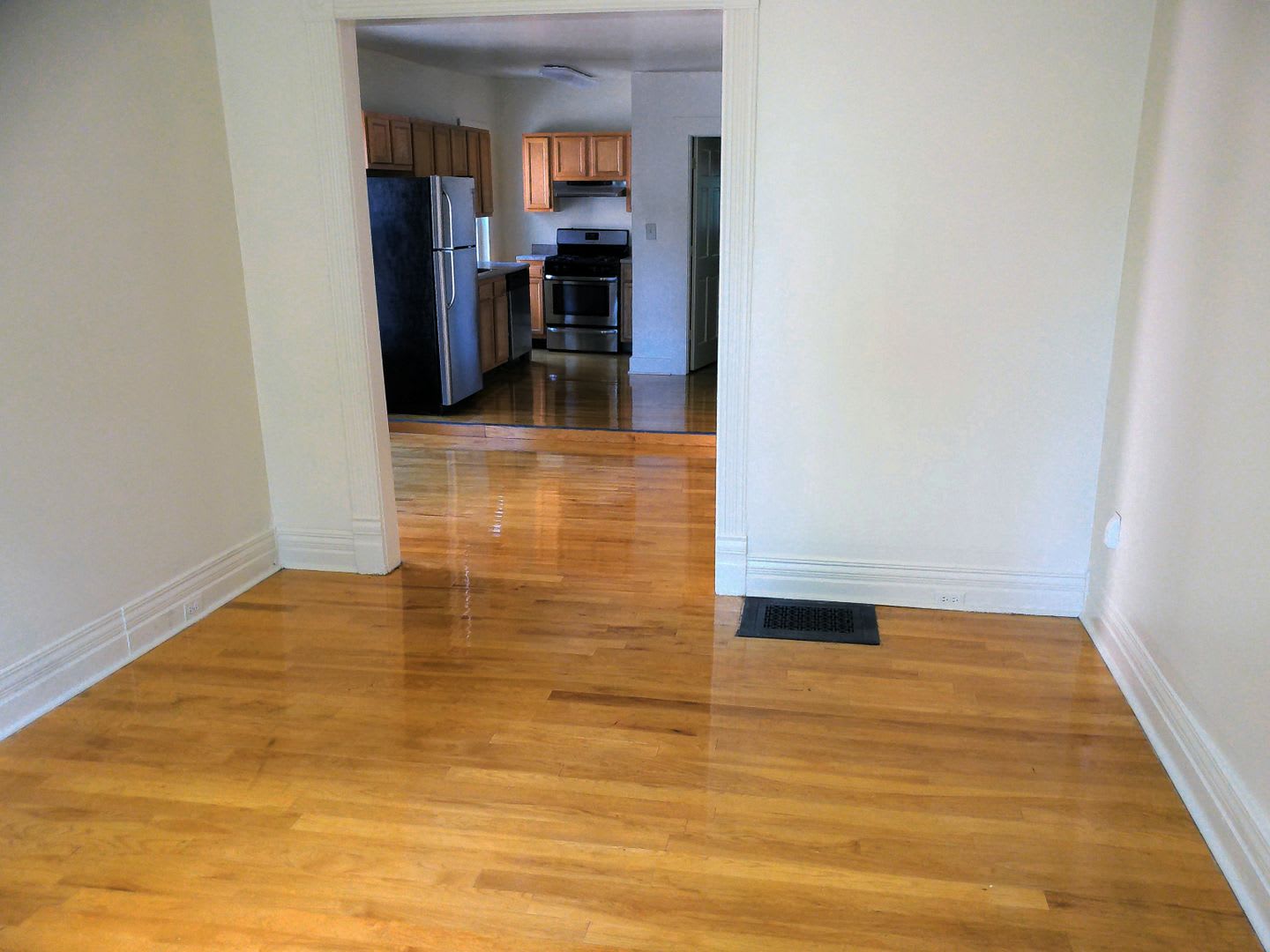 511 Columbus Available June 1 2027 First Floor Apartment – photo 3