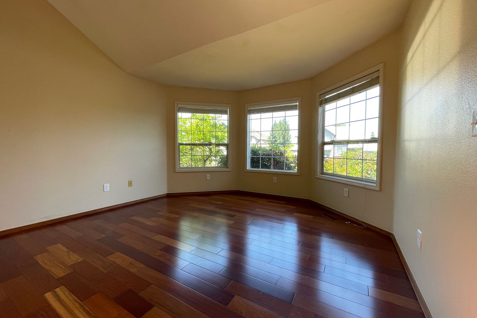 Gorgeous Beaverton home available with attached garage, fenced yard & more! – photo 3