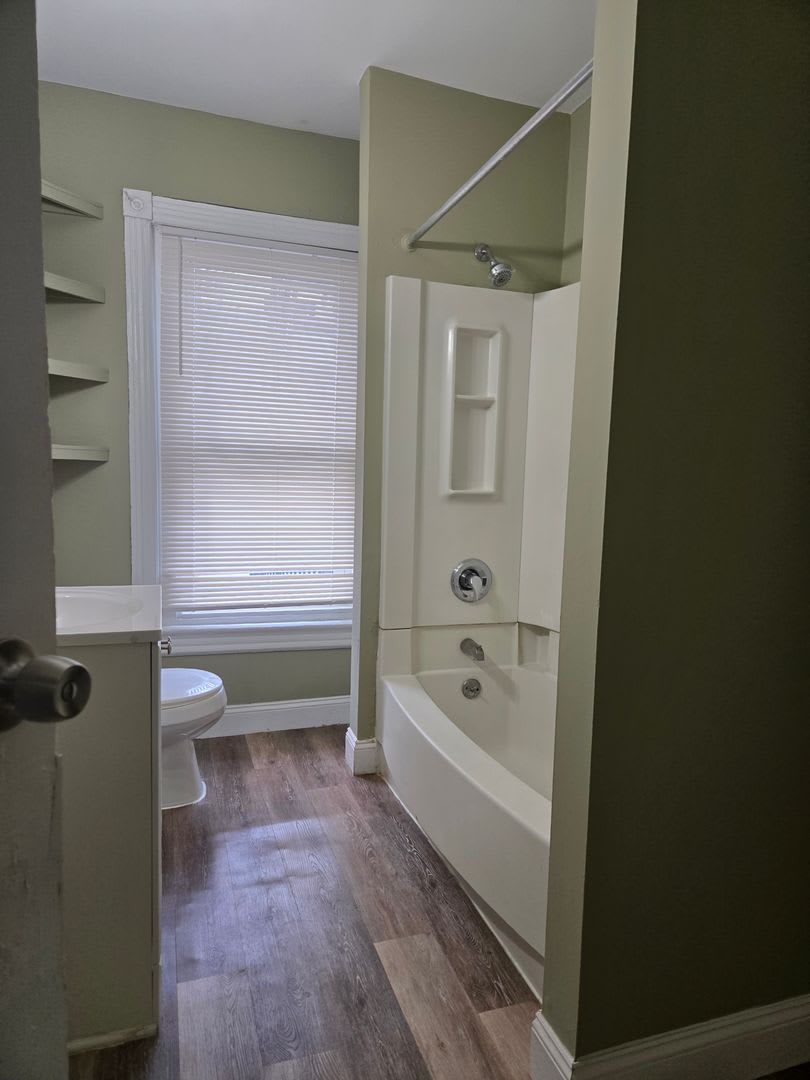 Large 2 bedroom, 1 bathroom HOUSE – photo 3