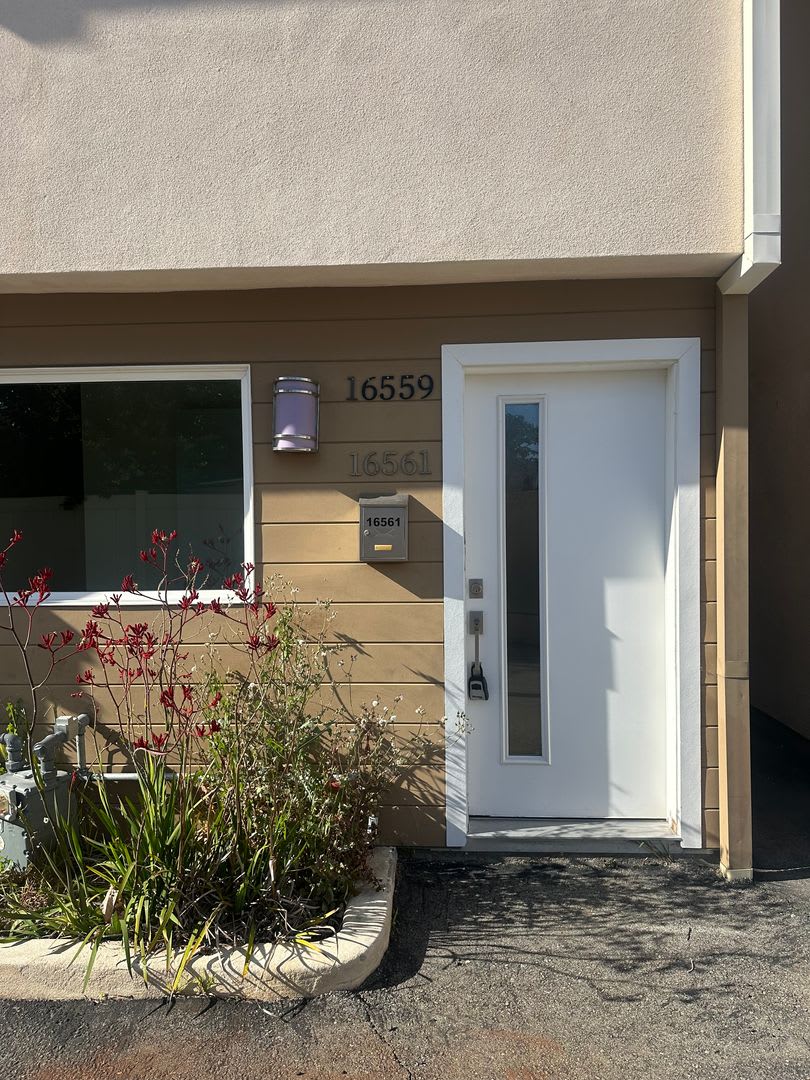 Spacious & Modern Tri-Level Townhome – photo 4