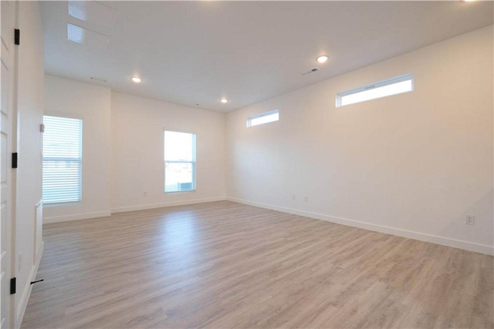 **FIRST THREE MONTHS $950.00** Featherston Village – photo 5