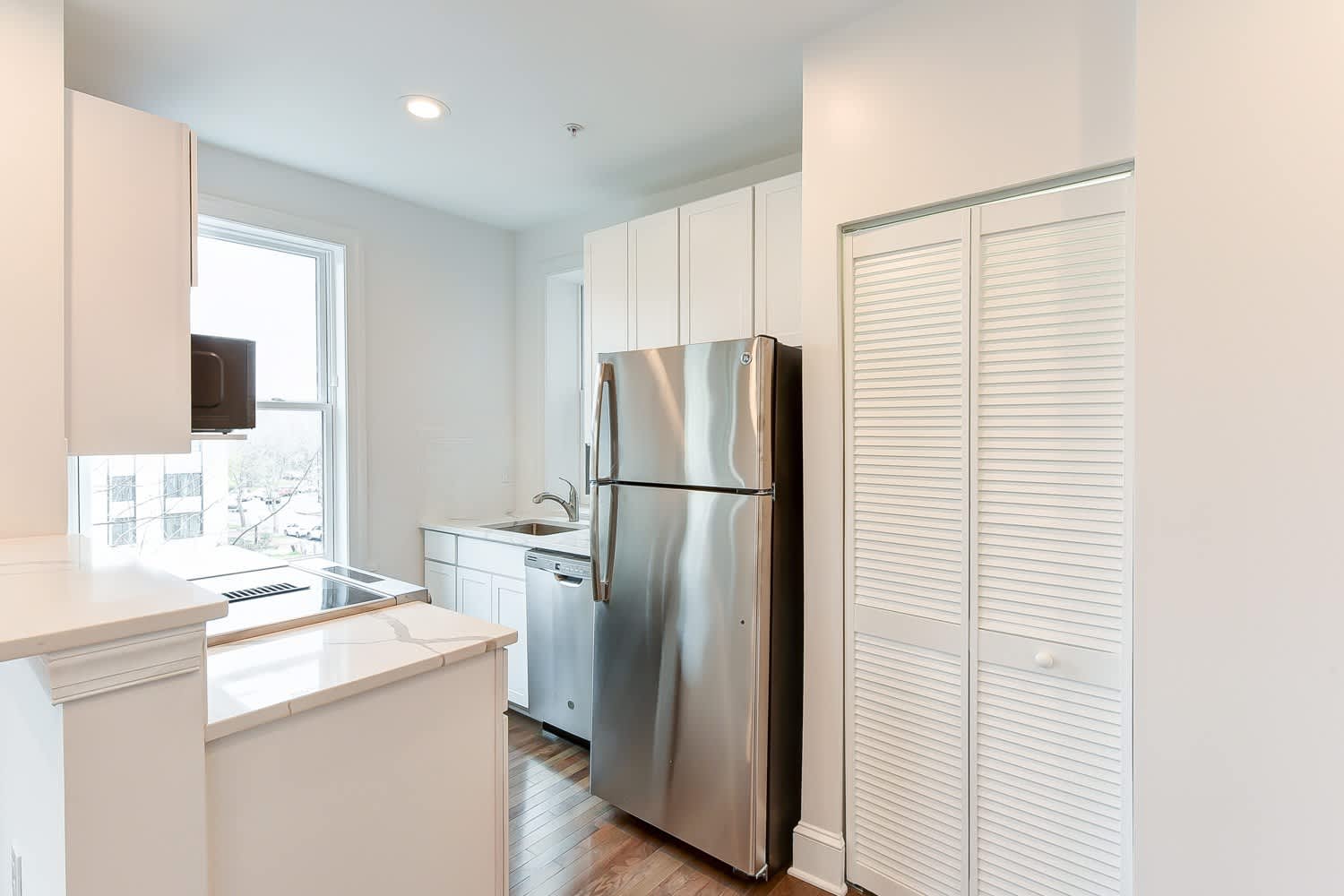 Newly Renovated Logan Circle One Bedroom One Bath With Washer Dryer In Unit Pets Welcomed Stainless Steel Appliances Hardwood Floors – photo 5