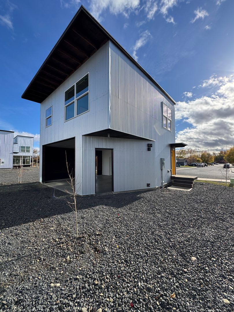 1BR, 1BA with Huge Garage – photo 1