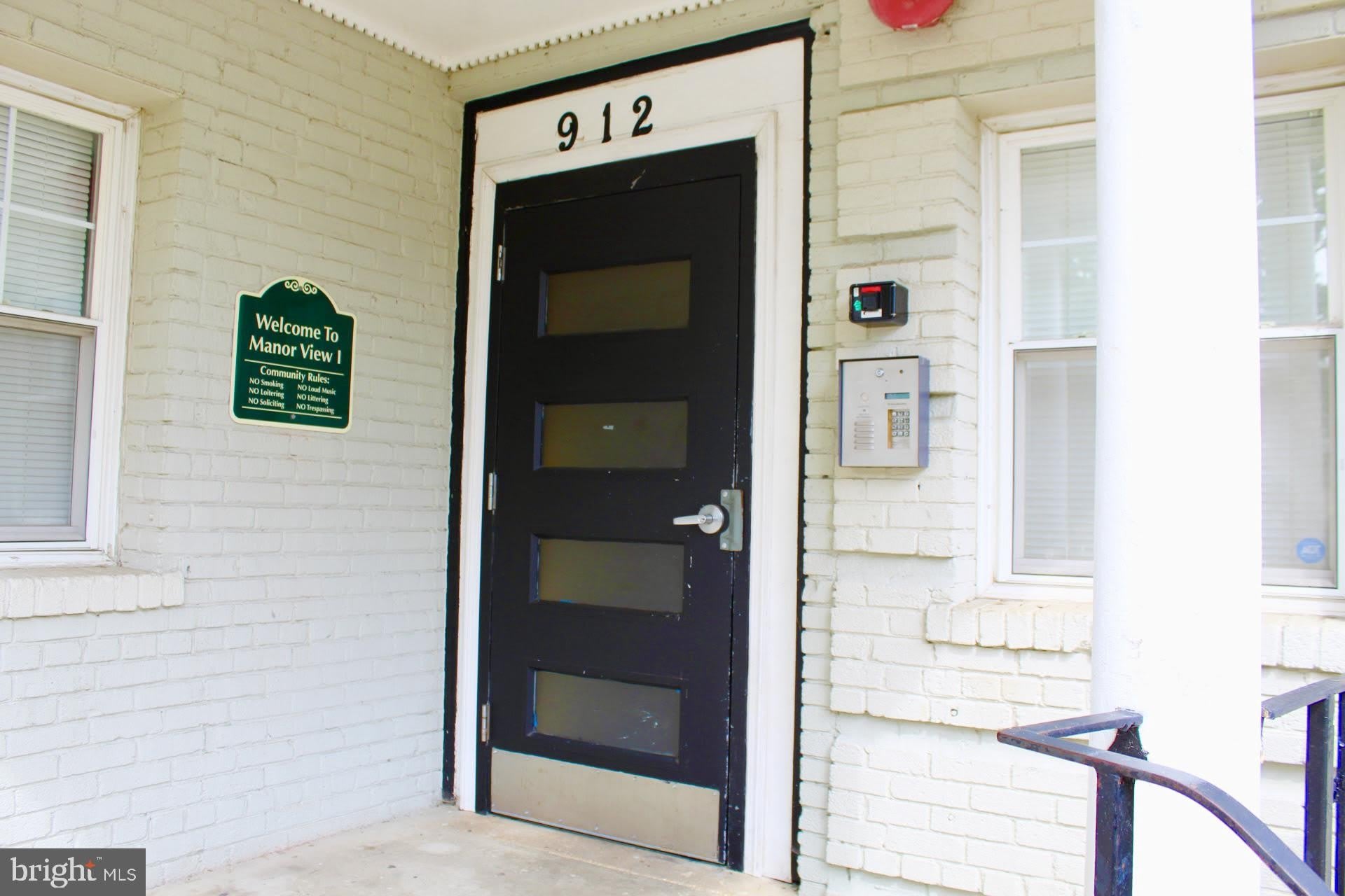 912 BARNABY Street SE – photo 3