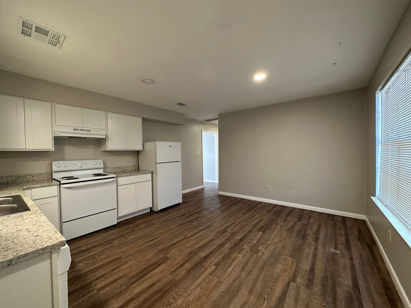 Duplex LEASING SPECIAL! – photo 4
