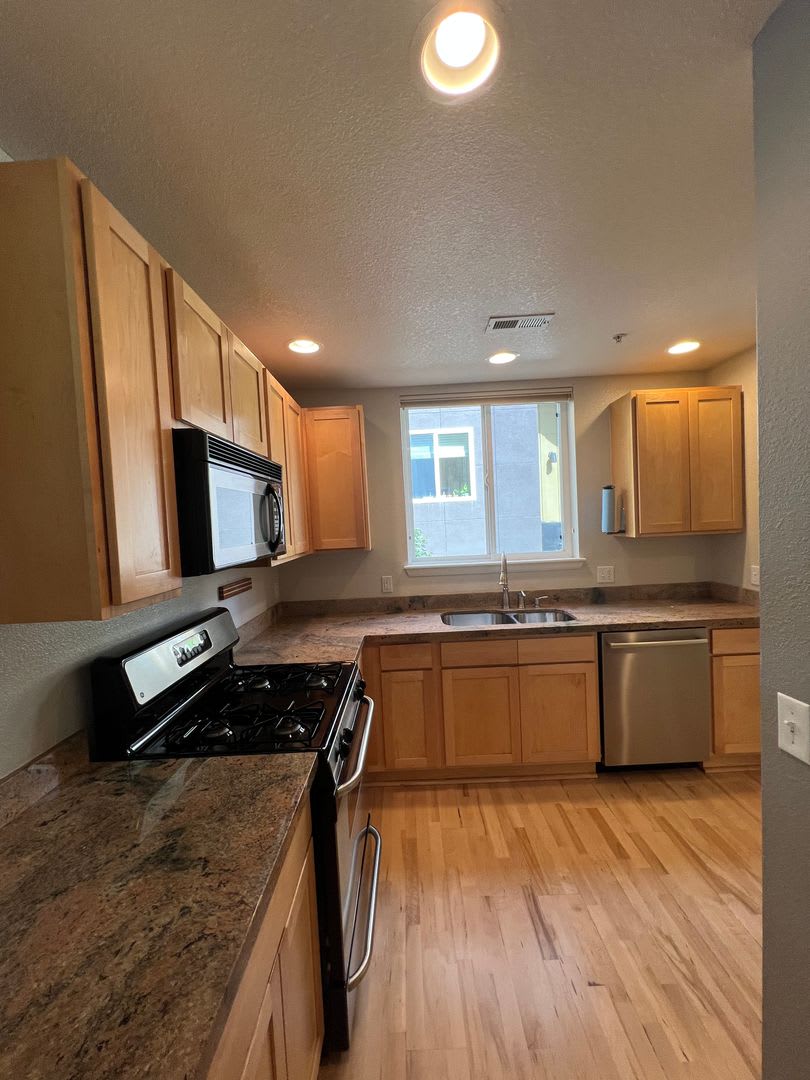***1,000 Off 1st Month rent if Lease signed by 9/1*** Light filled 3BD/3BA townhome – photo 5