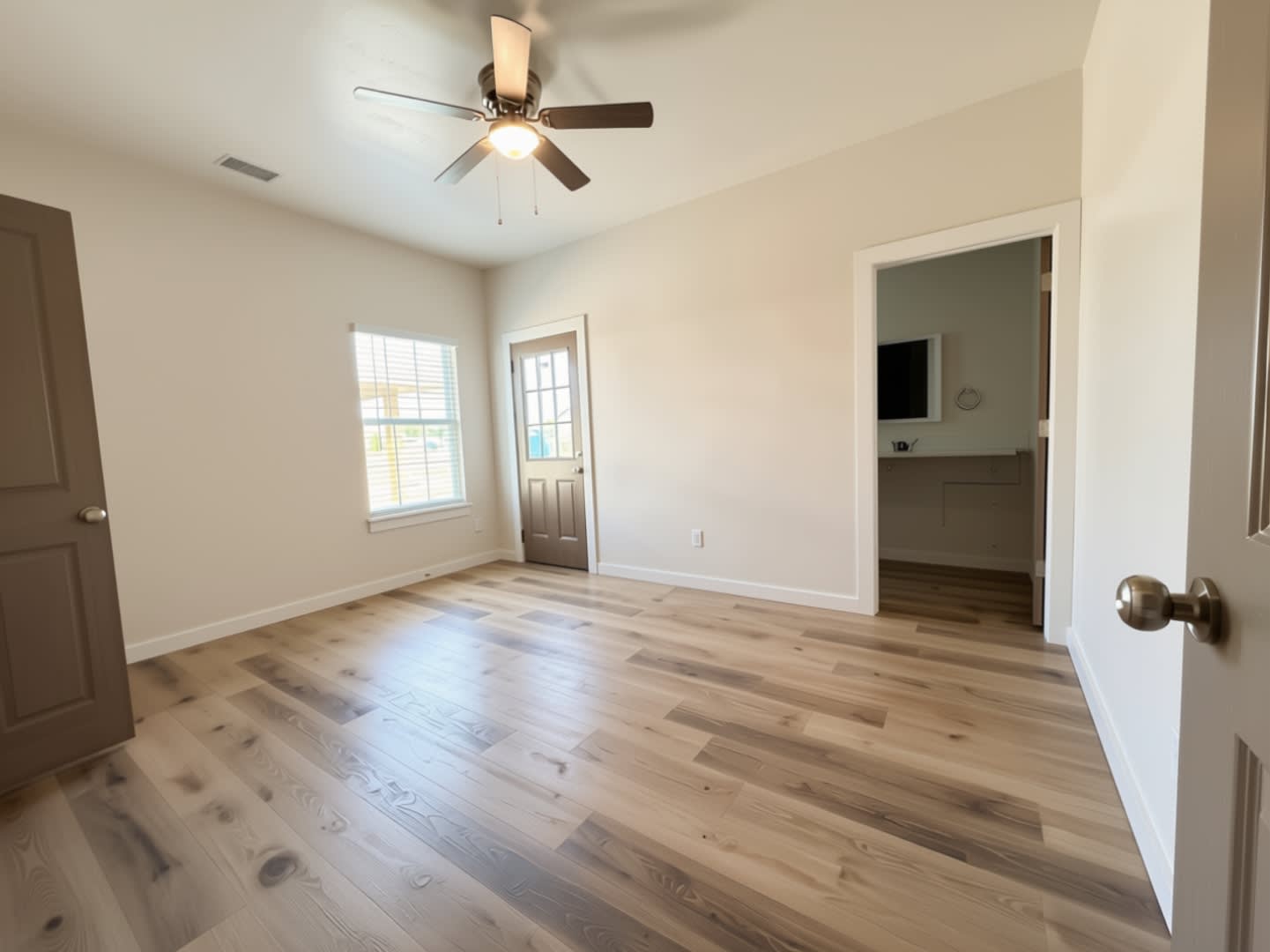 Modern 2-Bedroom Duplex Unit – photo 2
