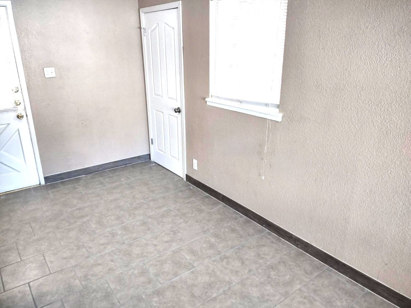 Delightful Single Level Northeast Home With Refrigerated Air Located In Quiet Neighborhood – photo 5