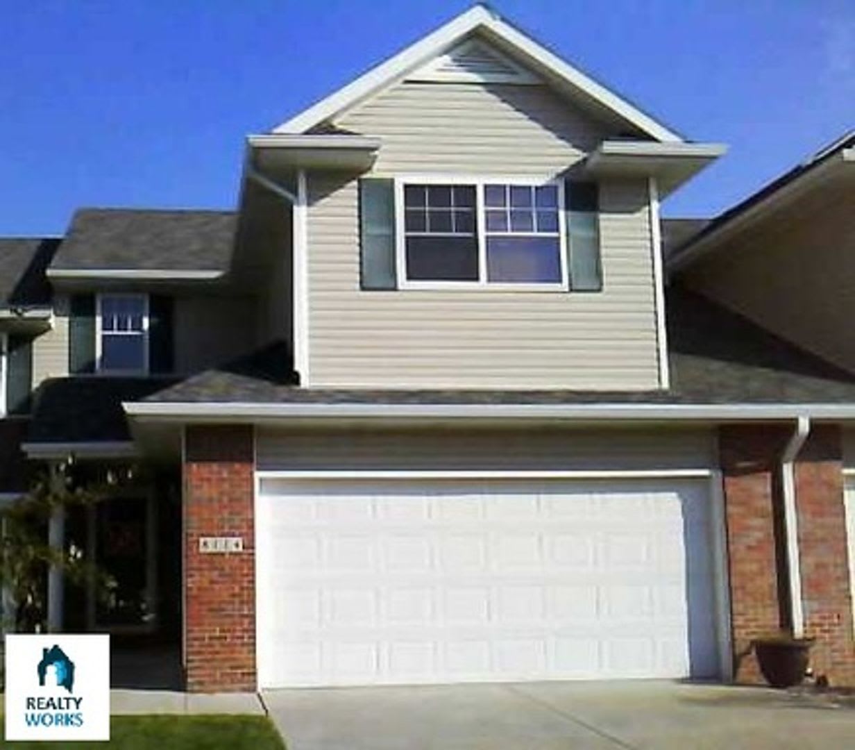 Lovely 3 Bed Townhome – photo 1