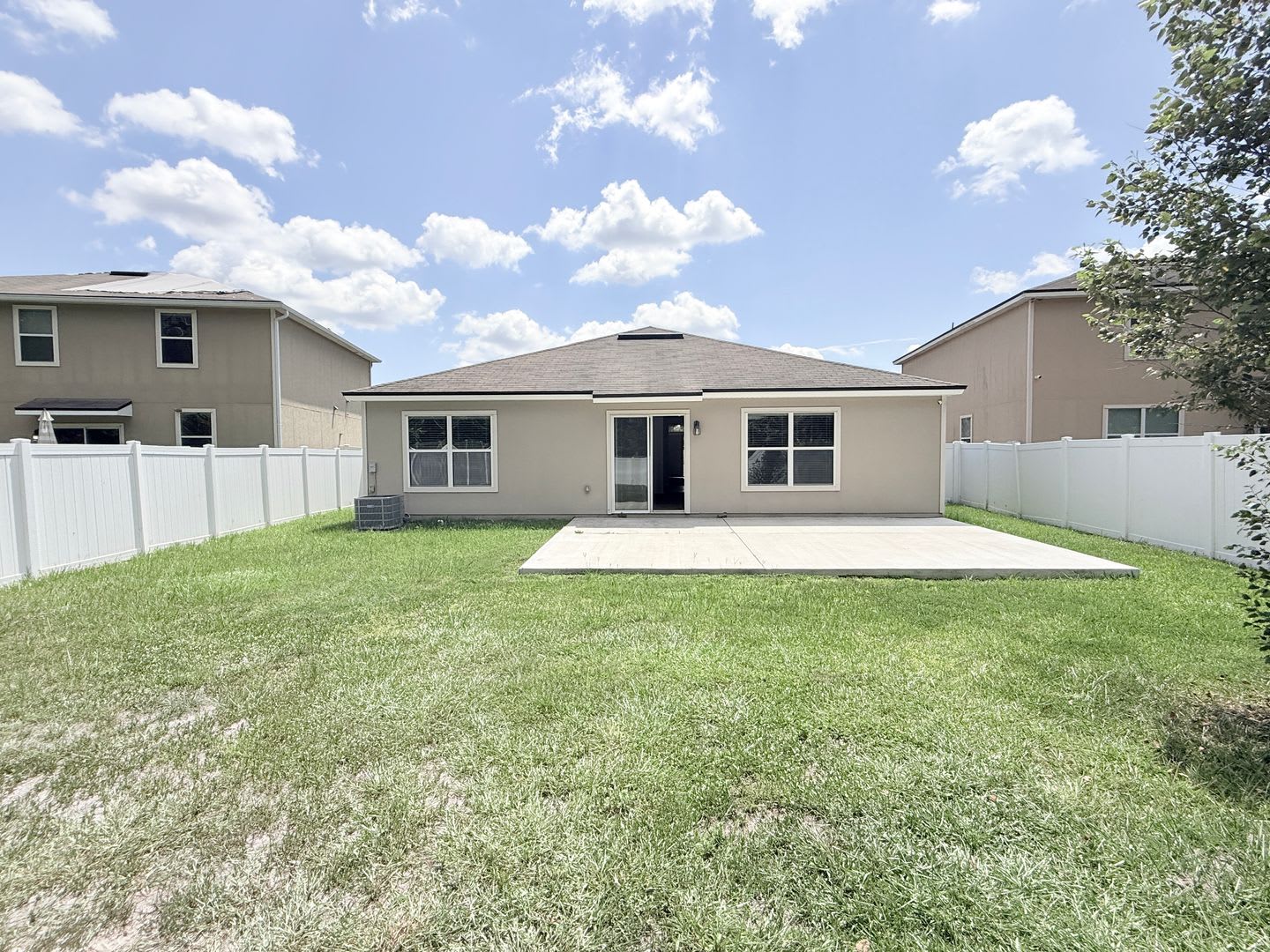Spacious 4Br Home With Large Fenced Yard Community Pool – photo 4