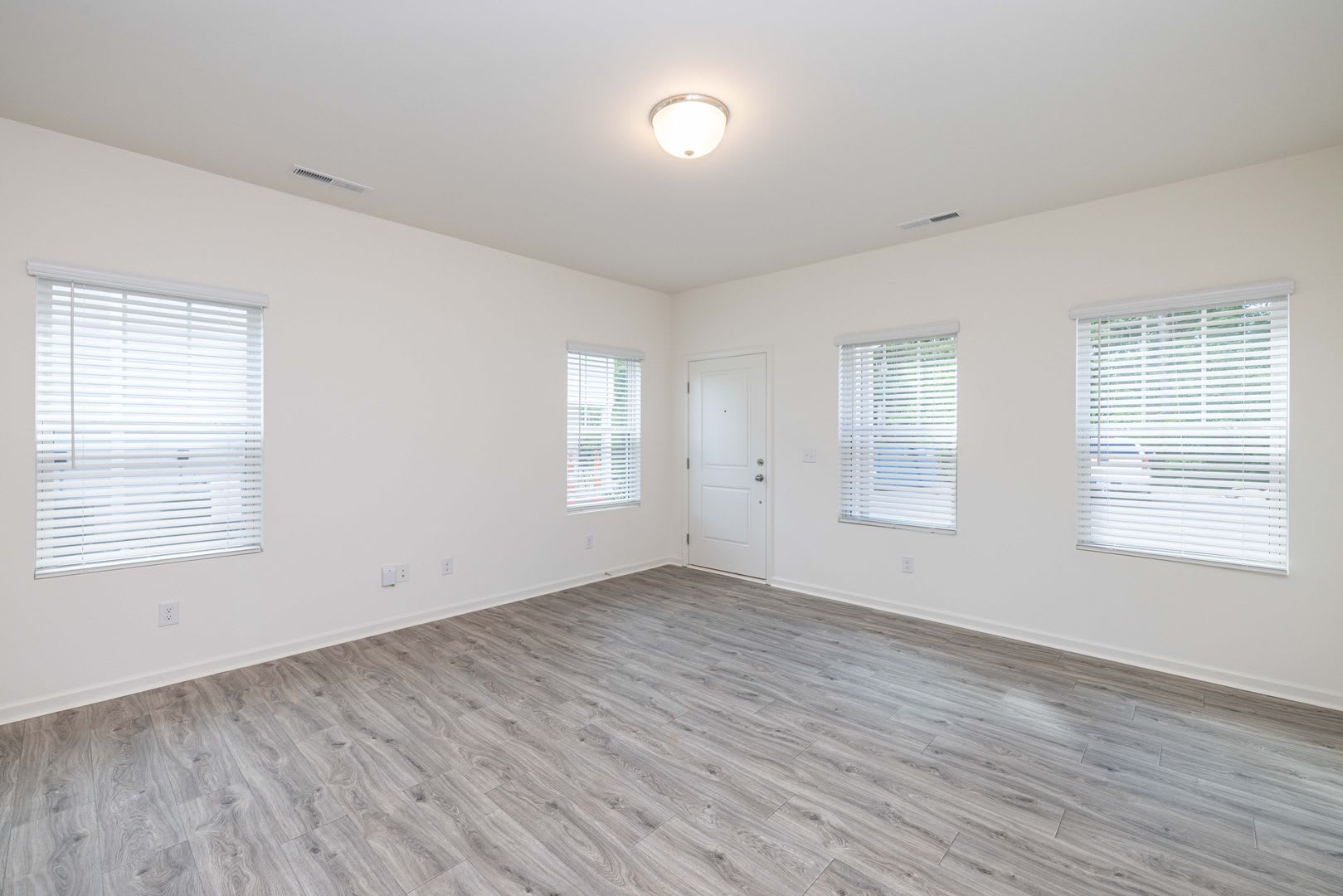 3 Bedroom Townhome Main Street Pineville – photo 4