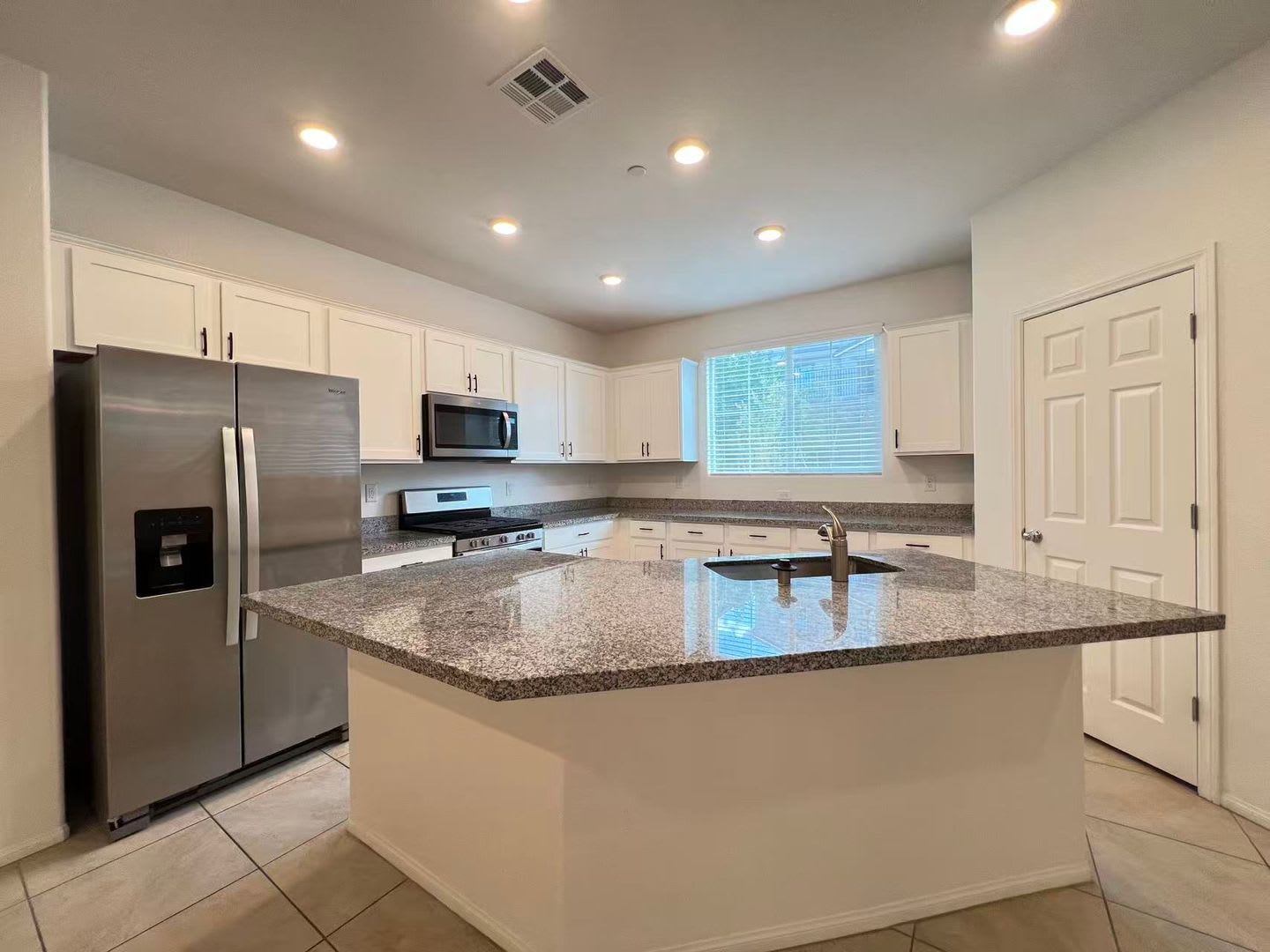 1347 Graphite Ave – photo 4