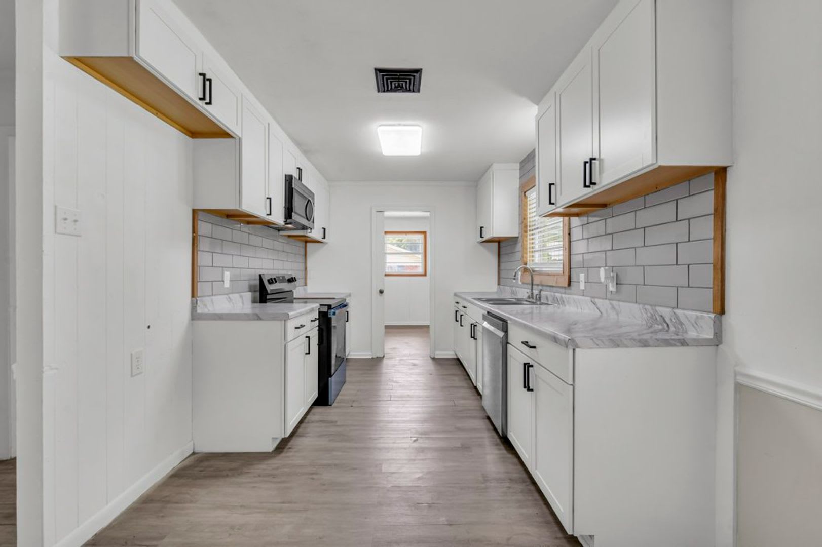 Renovated 3 Bedroom 2 Bath Home for Rent with Detached Garage! – photo 5