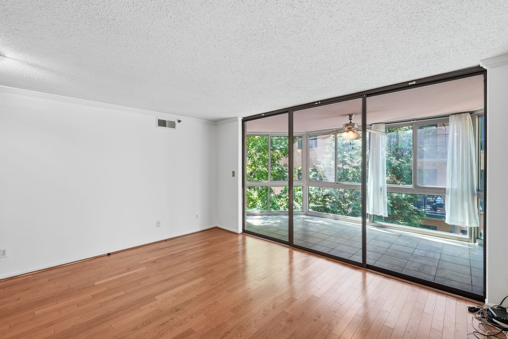 Experience The Best Of Ballston In This Beautifully Appointed Two Bedroom Two Bathroom Residence Offering An Exceptional Blend Of Comfort Style And Convenience – photo 4