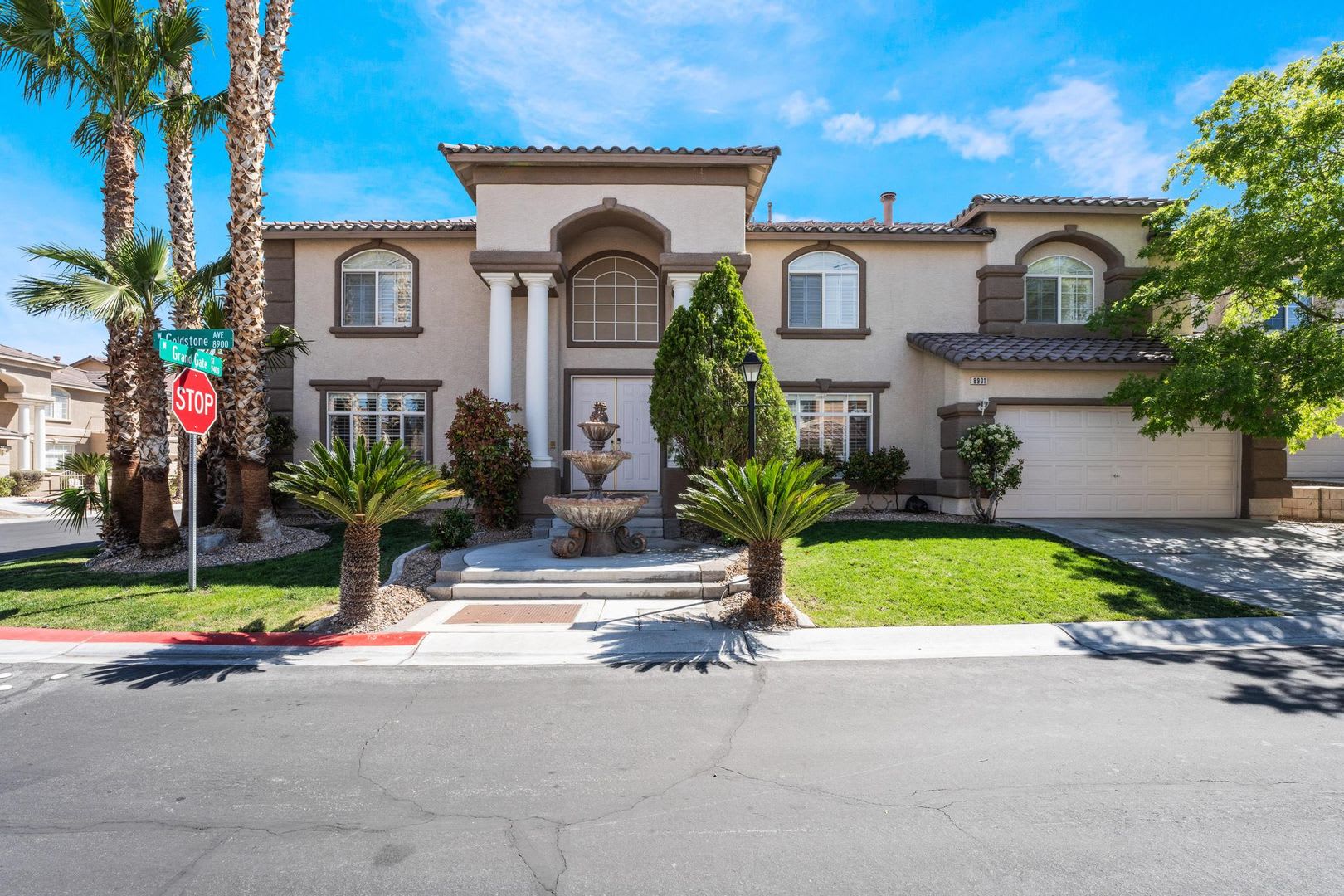 Luxurious Home in Gated Community – photo 1