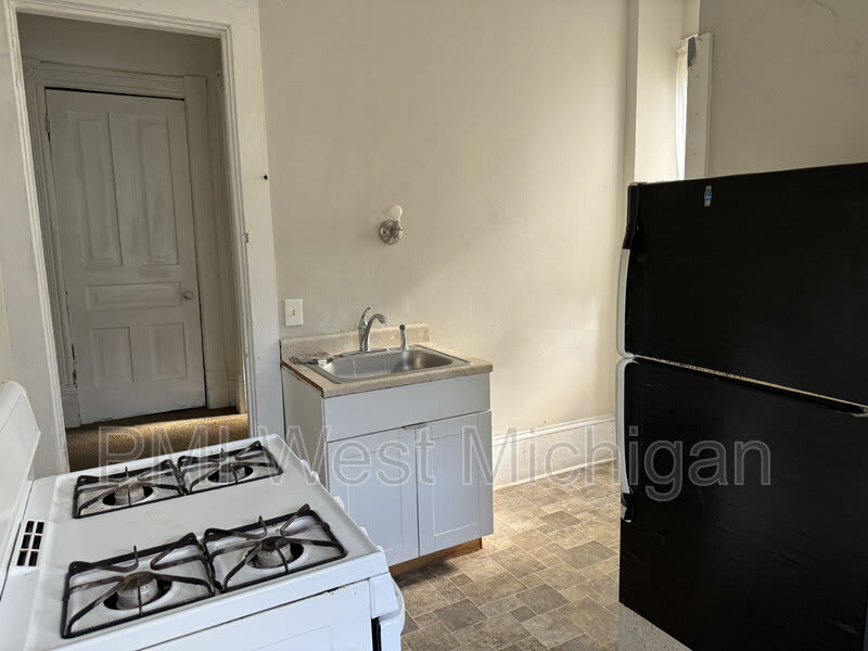 448 Thomas St SE – photo 3