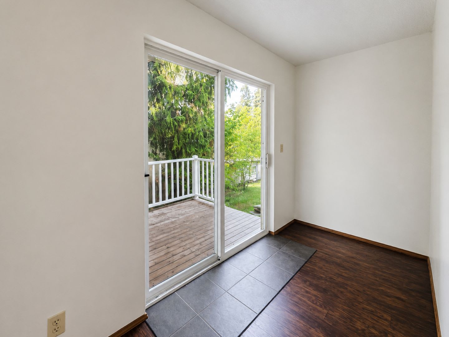 *Available Now* Bright and sunny 3 bed with office space and large yard, pets allowed! – photo 4