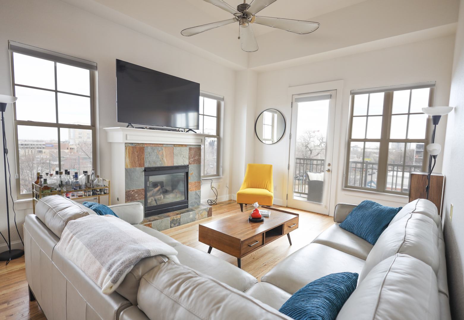 Penthouse Unit Location Location Location Featuring Vaulted Ceilings Major Updates And Move In Special – photo 1
