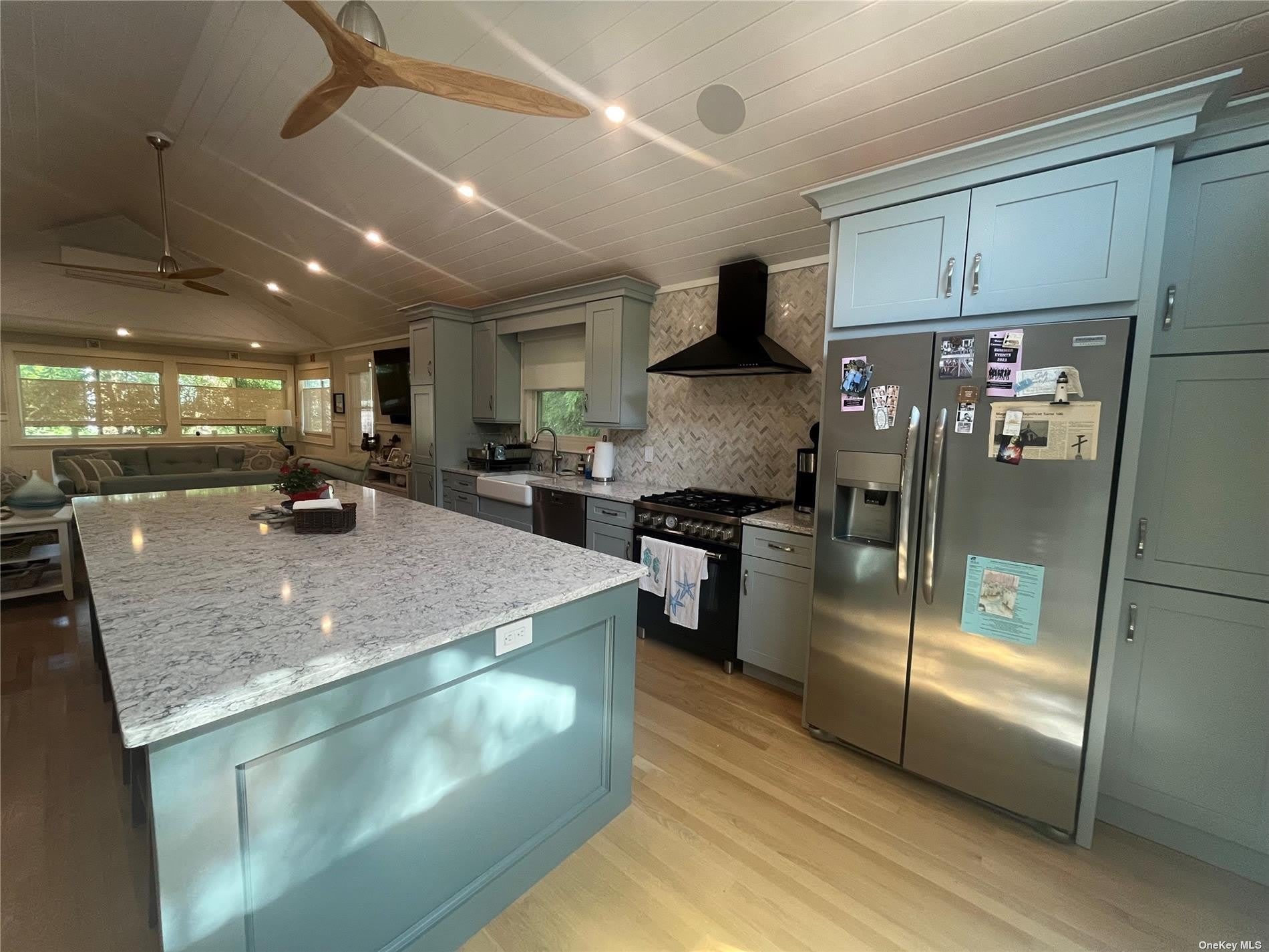 985 Surfview Walk – photo 5