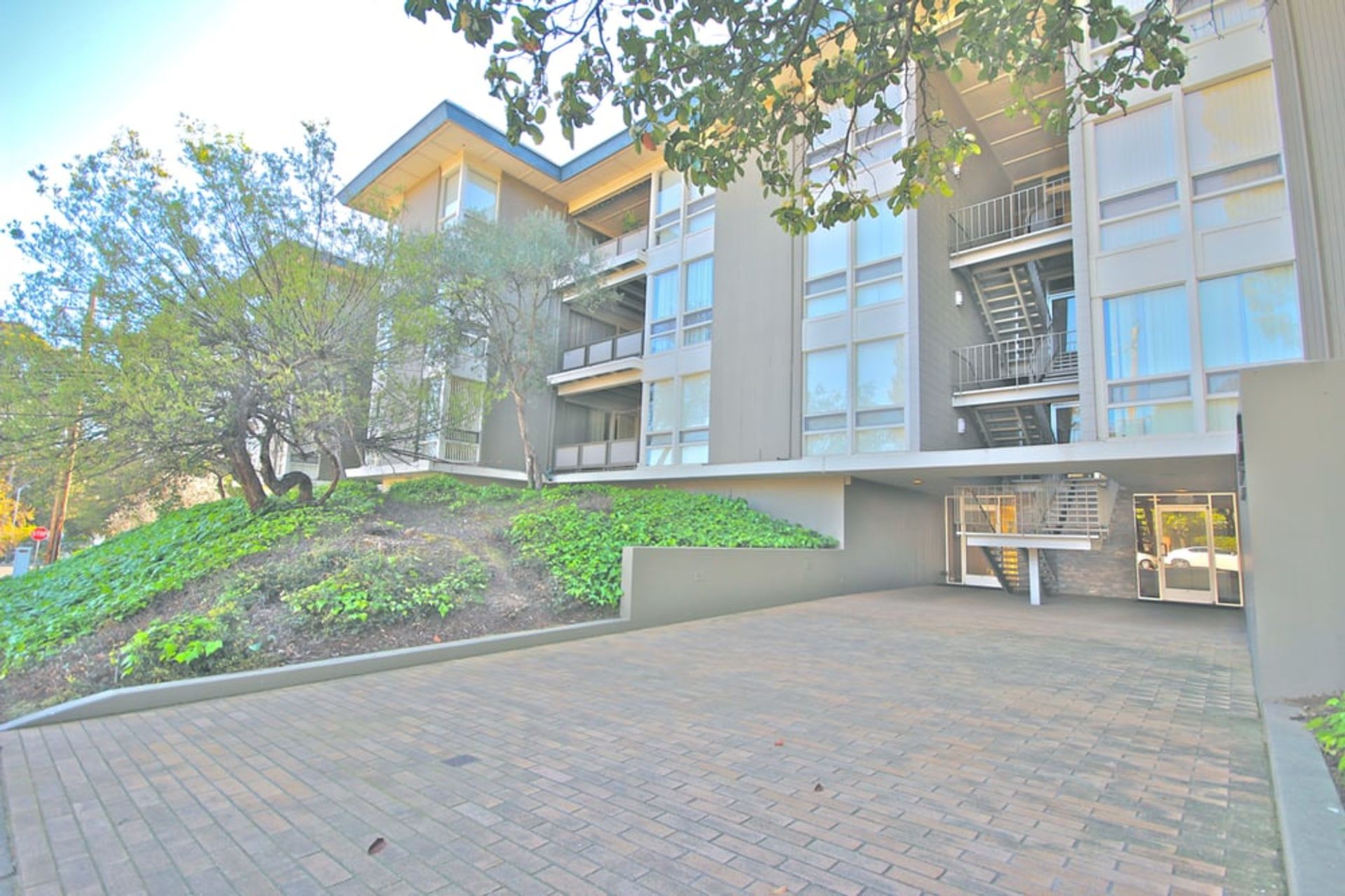 Modern Peninsula Living Across from Carlmont Village – photo 3