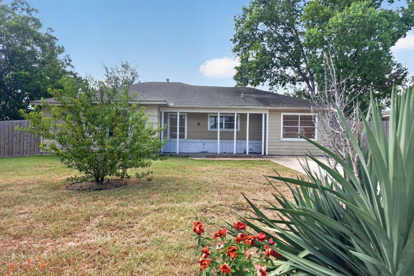 3BR/2BA Home + Large Bonus Room – photo 2