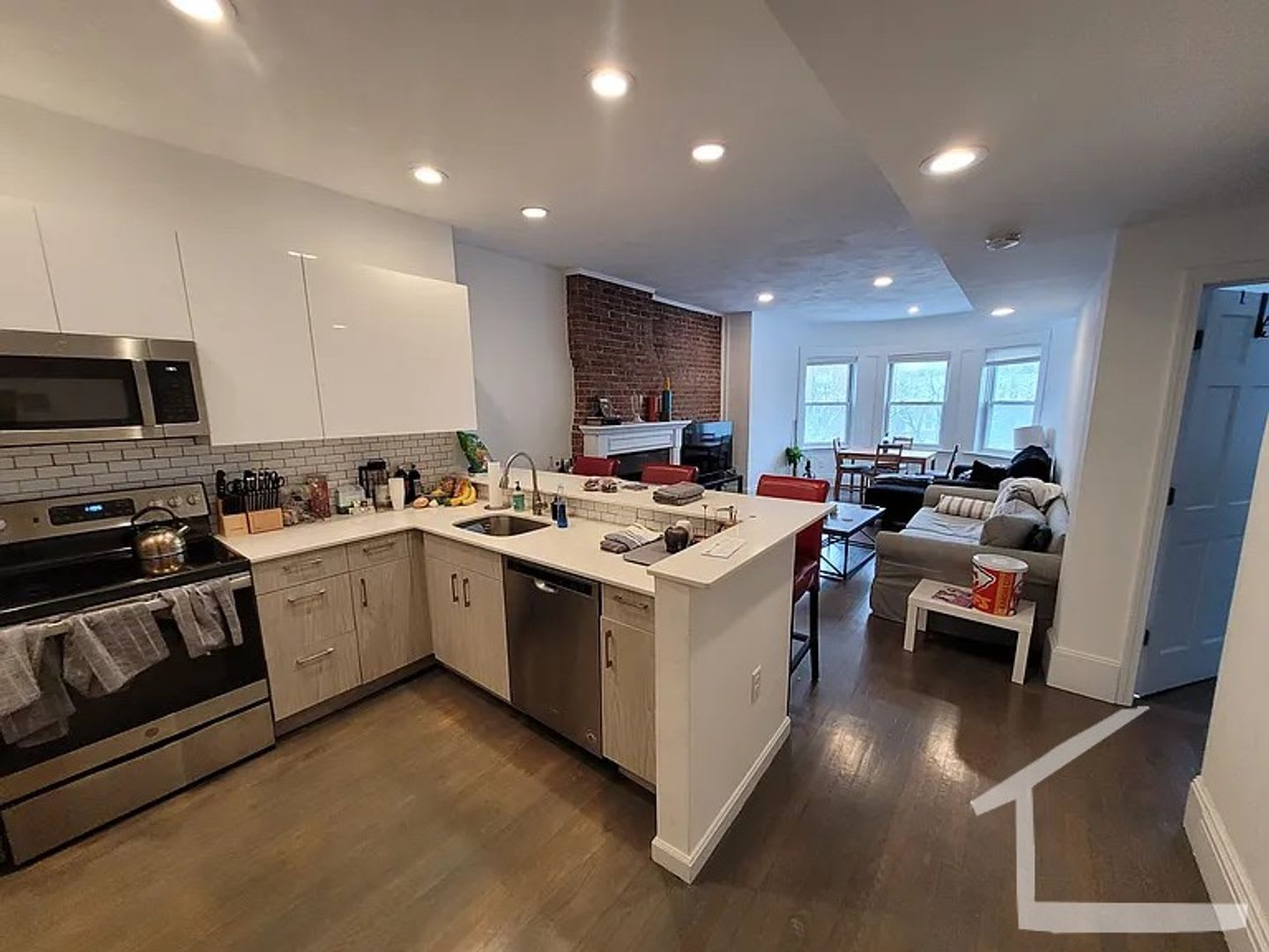 Charming 3 Bedroom-No Broker Fee – photo 3
