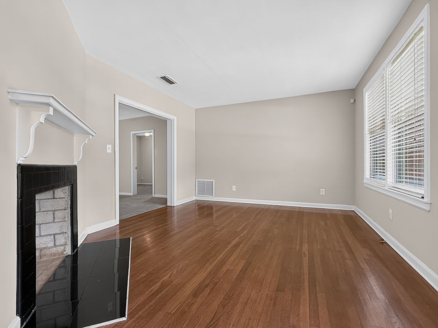 Murray Hill 3 bedroom – photo 3
