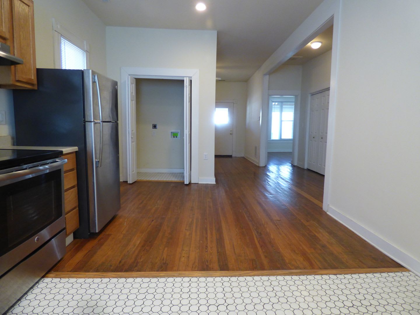 Vintage, Renovated SF House! High Ceilings, HW Floors, Covered Porch, Off-Street Parking! – photo 5